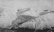 С перевала Северный Чорргор видны сразу узкая щель Северного и широкая седловина Южного перевалов Рисчорра