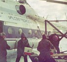 Грузы, которые боятся холода, доставляют на берег вертолетами