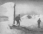 Рис. 28 Маркировочные столбы на туристских маршрутах — верные ориентиры в снежной безбрежности на пути к намеченной цели